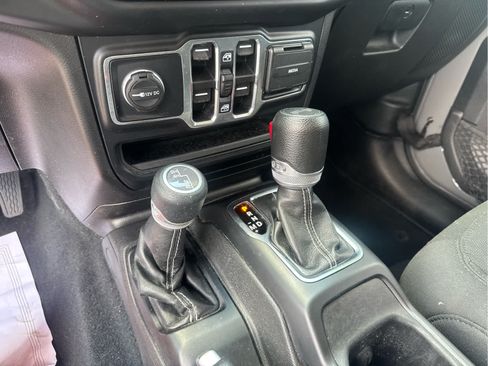Used 2022 Jeep Wrangler Unlimited Sahara AWD/4WD image 26