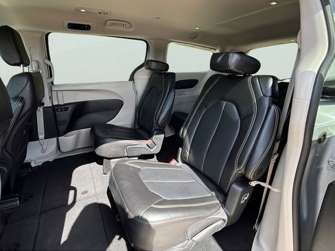 Used 2024 Chrysler Pacifica Touring-L image 17