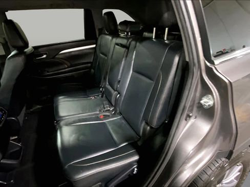 Used 2018 Toyota Highlander XLE AWD/4WD image 21