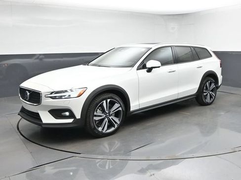 New 2026 Volvo V60 B5 Cross Country Plus w/ Climate Package AWD/4WD image 4