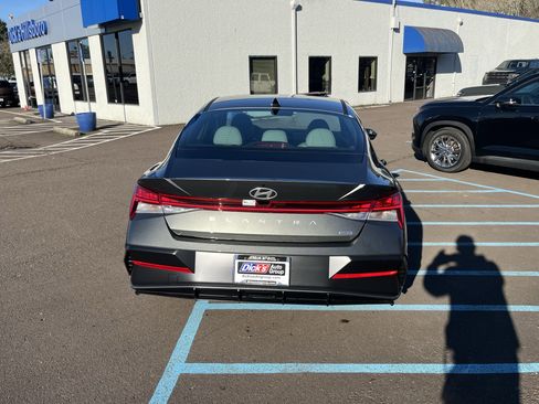 New 2026 Hyundai Elantra Limited FWD image 4