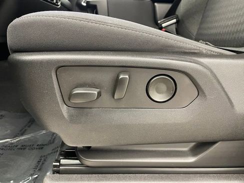Used 2022 Chevrolet Silverado 1500 LT AWD/4WD image 9
