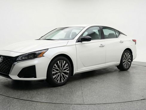 Used 2025 Nissan Altima 2.5 SV image 3