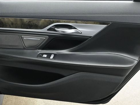 Used 2019 BMW 750i image 17