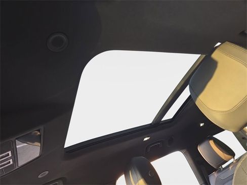 Used 2024 Land Rover Defender 130 X-Dynamic SE image 29