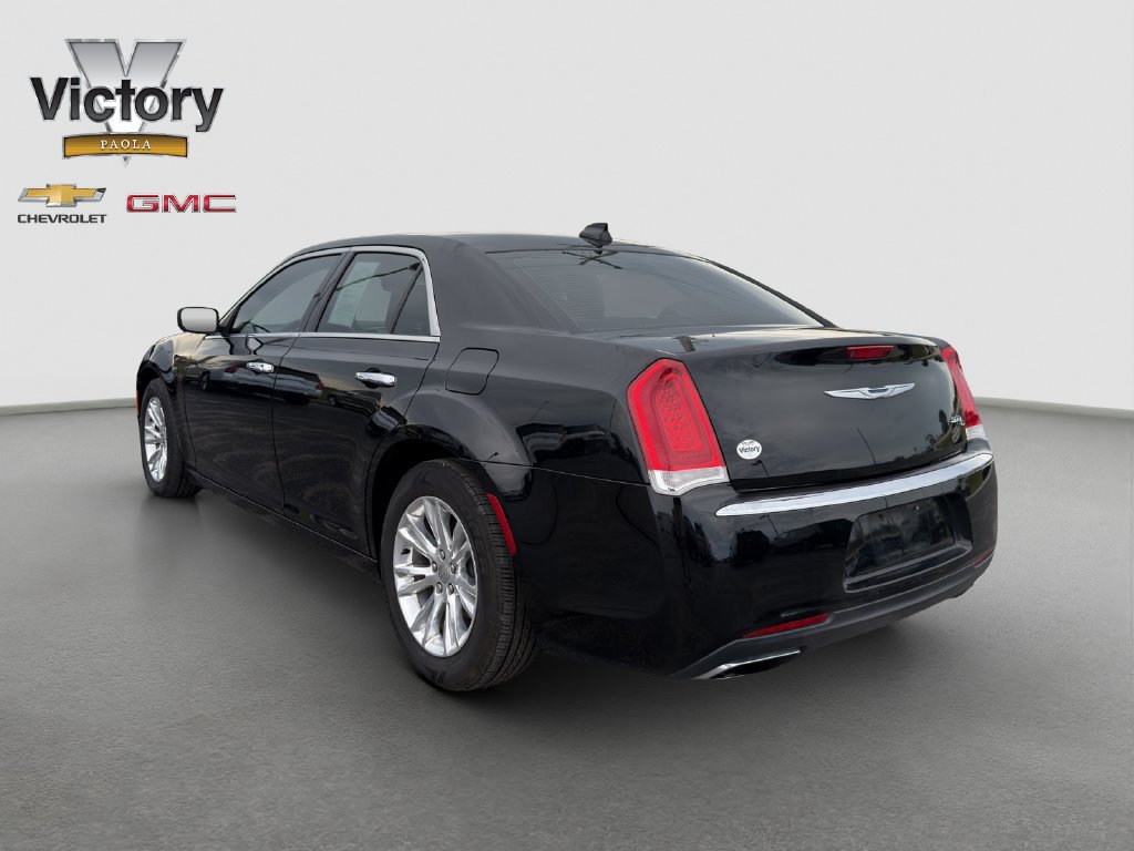 Used 2016 Chrysler 300 C RWD image 4