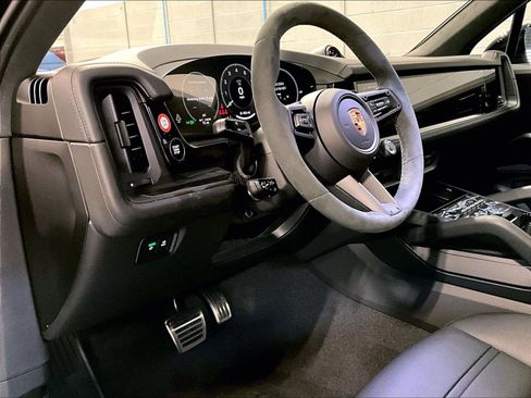 New 2026 Porsche Cayenne GTS image 4
