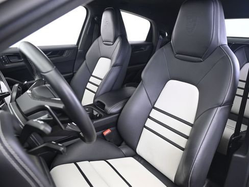Certified 2025 Porsche Cayenne Turbo GT AWD/4WD image 30