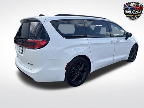 Used 2025 Chrysler Pacifica Limited FWD image 4