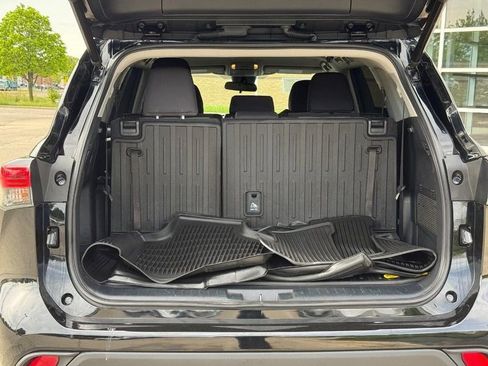 Used 2021 Toyota Highlander LE AWD/4WD image 9
