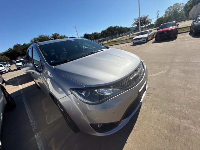 Used 2020 Chrysler Pacifica Touring-L w/ S Appearance Package FWD image 3