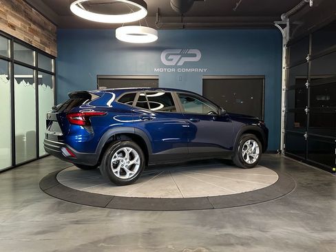 Used 2024 Chevrolet Trax LS w/ LS Convenience Package FWD image 3