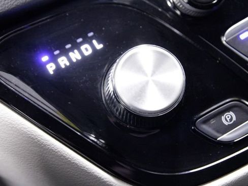 Used 2024 Chrysler Pacifica Touring-L image 33