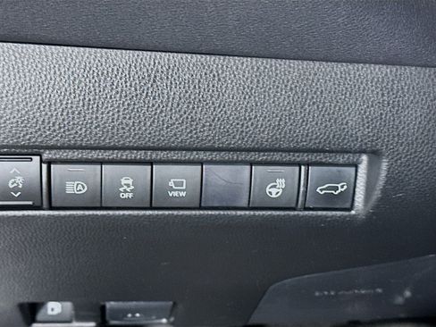 Used 2021 Toyota Venza LE image 17