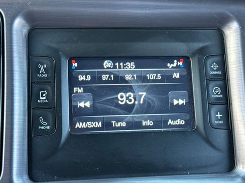 Used 2015 Dodge Challenger SXT image 24