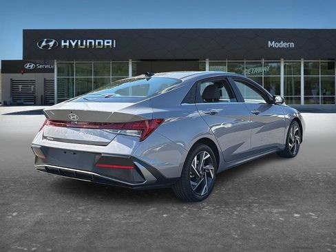 Used 2025 Hyundai Elantra SEL FWD image 4