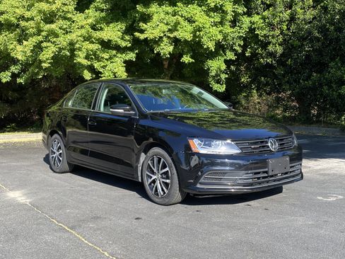 Used 2017 Volkswagen Jetta SE image 2