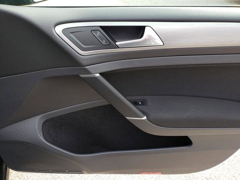 Used 2016 Volkswagen Golf S image 18