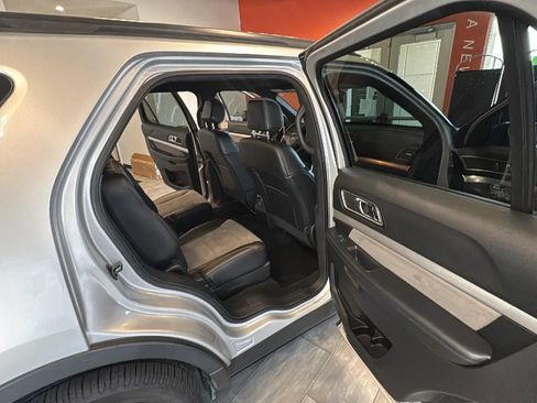 Used 2017 Ford Explorer XLT w/ Equipment Group 202A FWD image 27