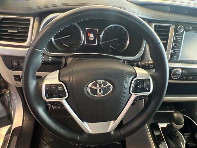 Used 2017 Toyota Highlander Limited AWD/4WD image 28