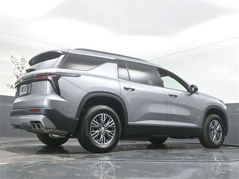 Used 2025 Chevrolet Traverse LT image 34