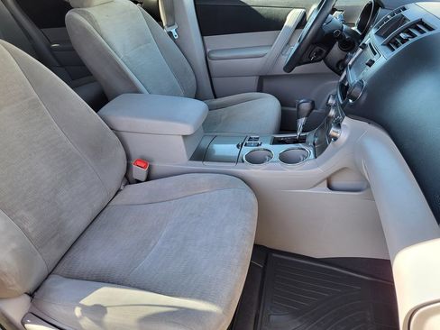 Used 2013 Toyota Highlander Plus AWD/4WD image 16