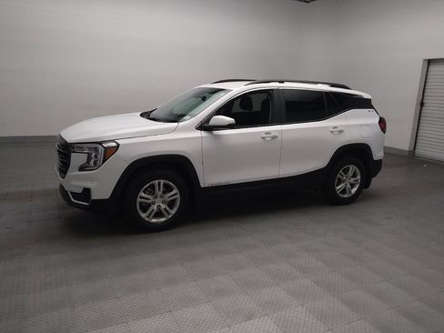 Used 2024 GMC Terrain SLE w/ Driver Convenience Package AWD/4WD image 2