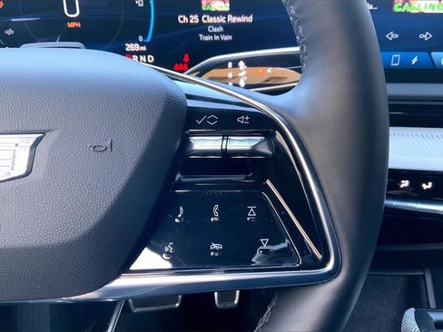 Used 2025 Cadillac Optiq Luxury 1 image 24
