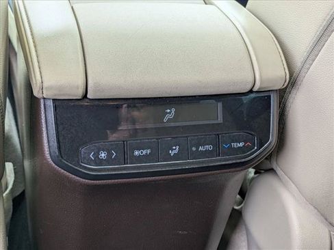 Used 2022 Toyota Highlander XLE FWD image 18