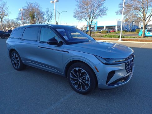 Used 2024 Lincoln Nautilus Reserve image 3