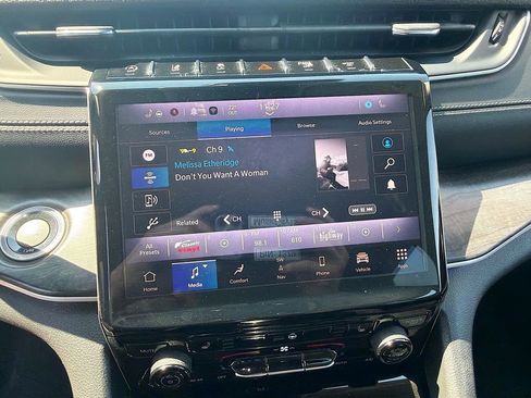 Used 2023 Jeep Grand Cherokee L Limited w/ Black Appearance Package image 31