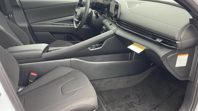 New 2025 Hyundai Elantra SEL FWD image 24