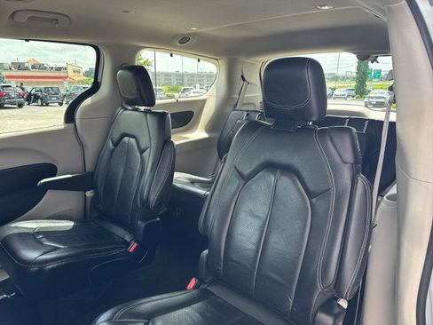 Used 2022 Chrysler Pacifica Touring-L FWD image 6