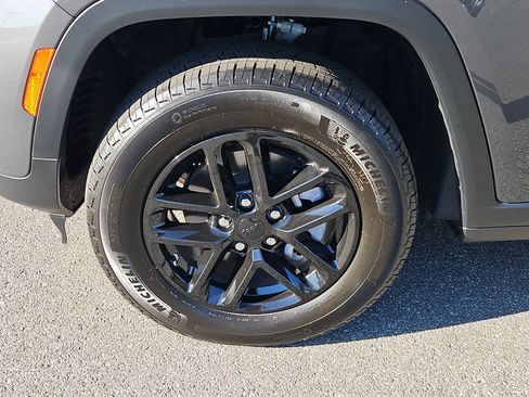 Used 2025 Jeep Grand Cherokee Laredo X image 7