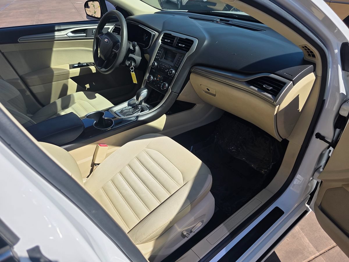 Used 2015 Ford Fusion SE FWD image 16