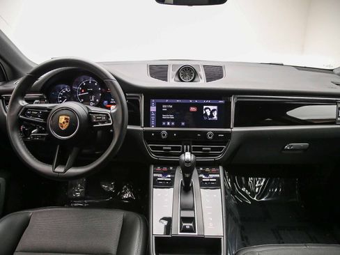 Certified 2022 Porsche Macan AWD/4WD image 16