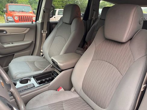 Used 2017 Chevrolet Traverse LT w/ Style and Technology Package FWD image 5