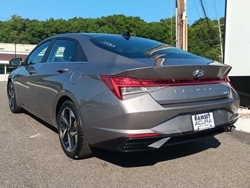 Used 2023 Hyundai Elantra Limited w/ Preferred Accessory Package FWD image 4