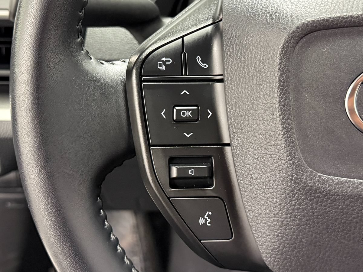 Used 2025 Toyota Prius LE FWD image 16