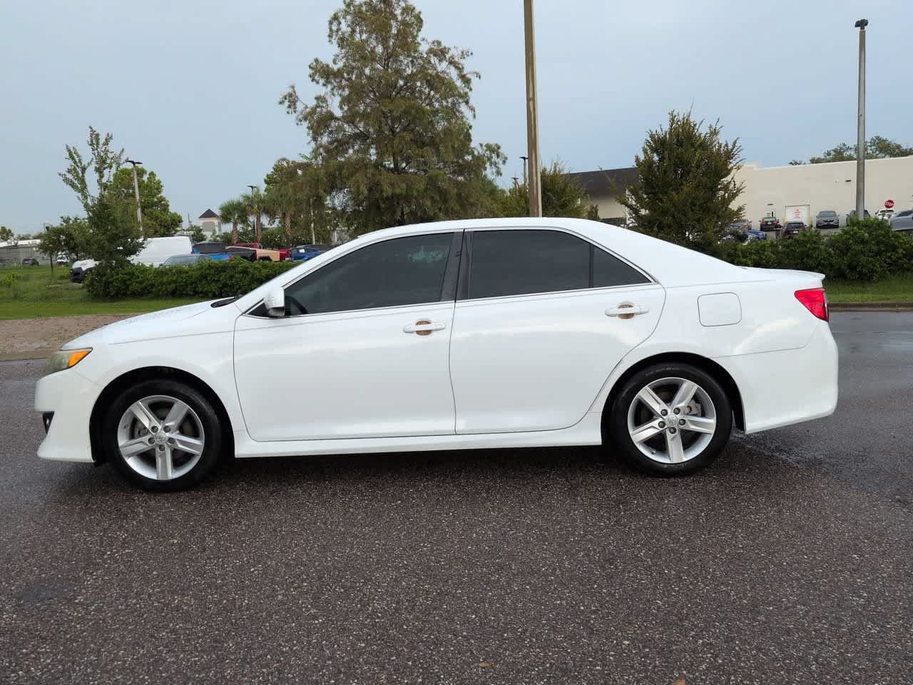 Used 2014 Toyota Camry SE FWD image 3
