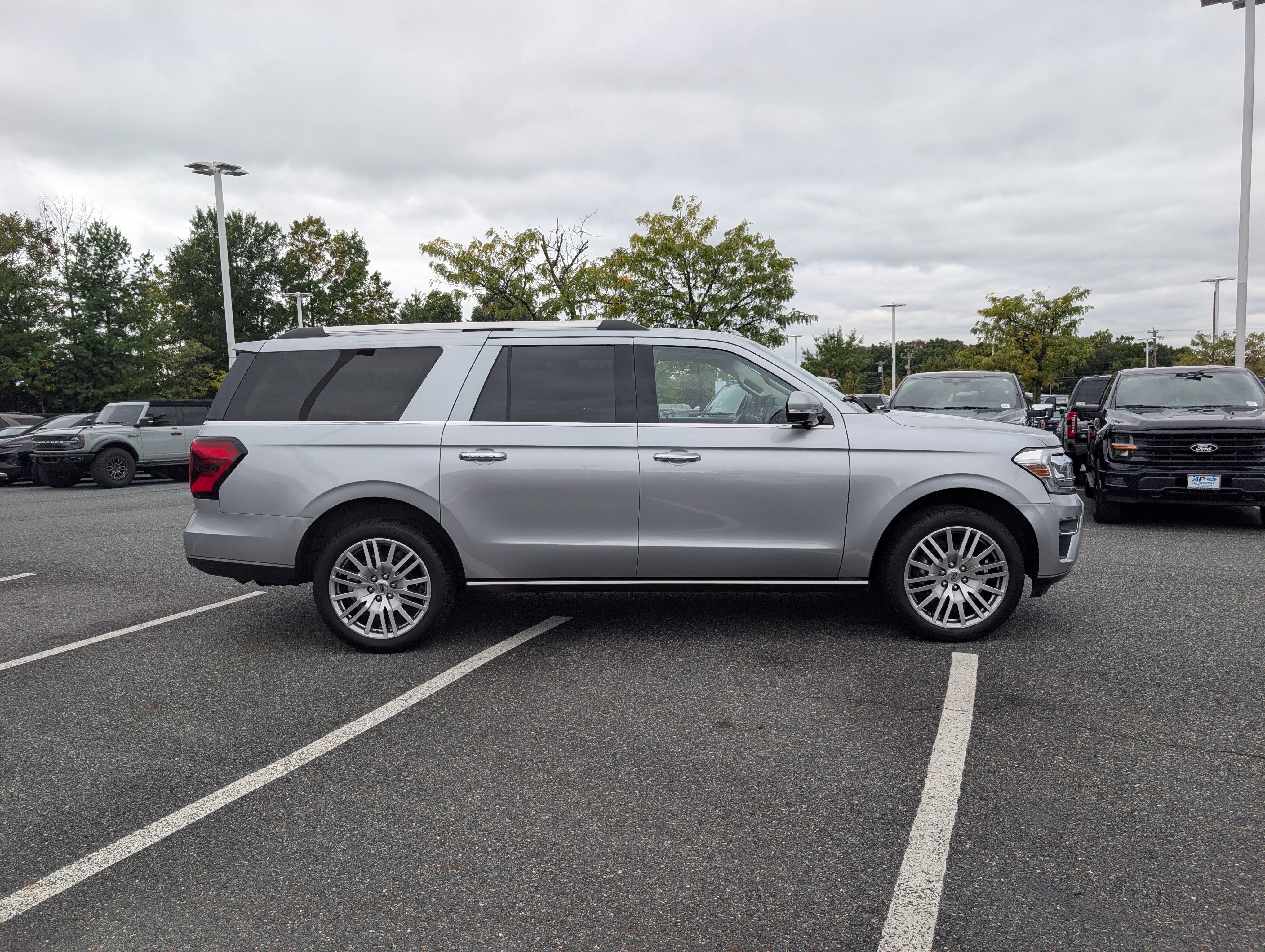 Used 2022 Ford Expedition Max Limited AWD/4WD image 3