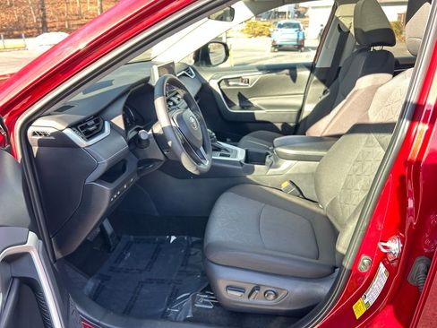 Used 2025 Toyota RAV4 XLE image 17