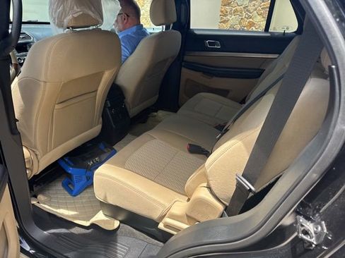 Used 2017 Ford Explorer 4WD image 2