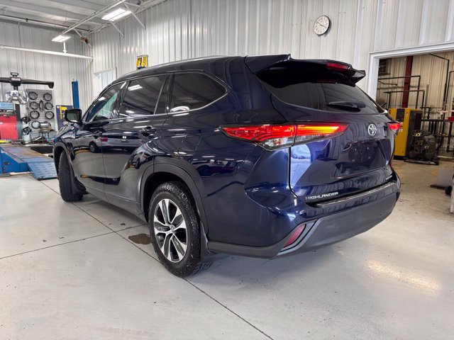 Used 2022 Toyota Highlander XLE AWD/4WD image 8