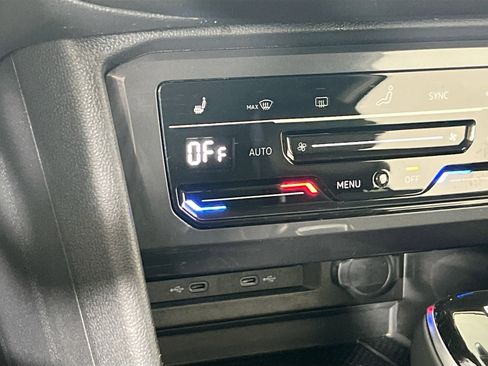 Used 2022 Volkswagen Tiguan SE image 19