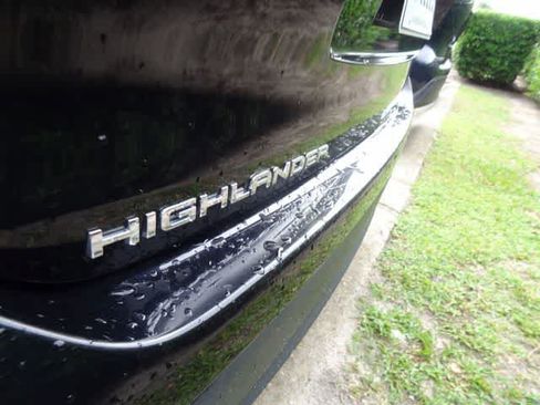 Used 2023 Toyota Highlander XLE FWD image 16