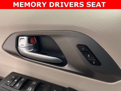 Used 2024 Chrysler Pacifica Touring-L image 9