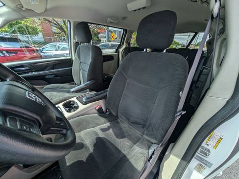 Used 2016 Dodge Grand Caravan SXT FWD image 16