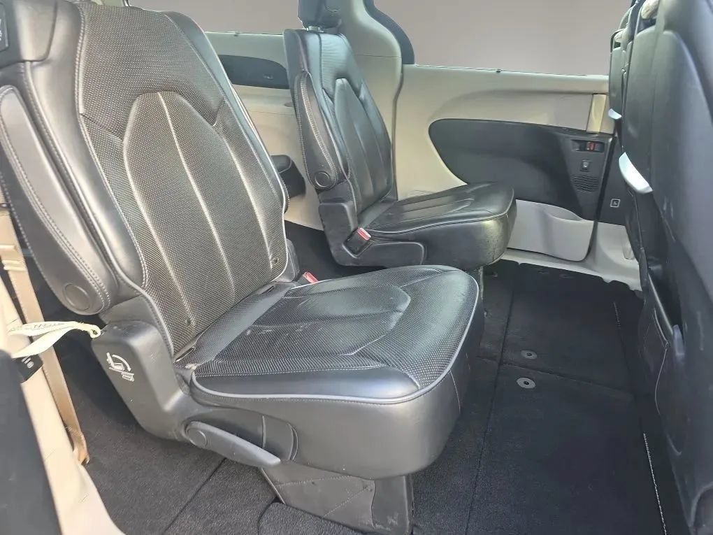 Used 2019 Chrysler Pacifica Limited w/ Advanced Safetytec Group FWD image 13