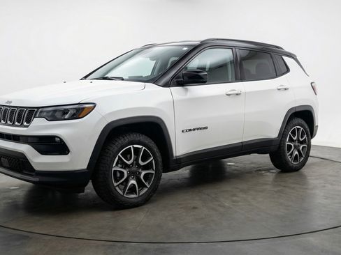 Used 2025 Jeep Compass Trailhawk AWD/4WD image 3